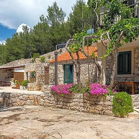 Golden Bay Hvar מלון דירות 4*