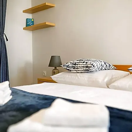 Golden Bay Hvar מלון דירות