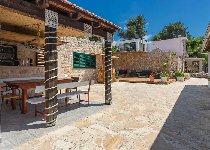 Golden Bay Hvar Aparthotel 4*